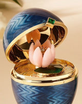 Fabergé Heritage Ei-Objekt aus 18 Karat Gelbgold mit blauem Emaille, limitierte Auflage, mit Wasserlilien-Überraschung