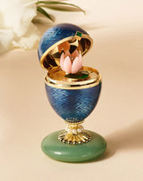 Fabergé Heritage Ei-Objekt aus 18 Karat Gelbgold mit blauem Emaille, limitierte Auflage, mit Wasserlilien-Überraschung