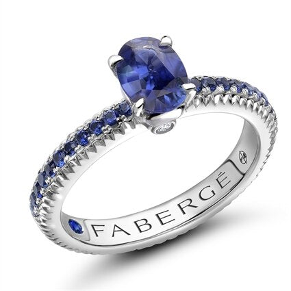 Fabergé Colours of Love geriffelter Ring aus Weißgold mit blauem Saphir und saphirbesetzten Schultern
